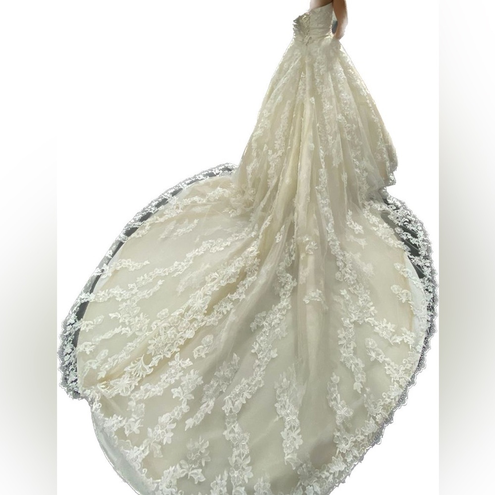 Wedding dress - Picture 6 of 10